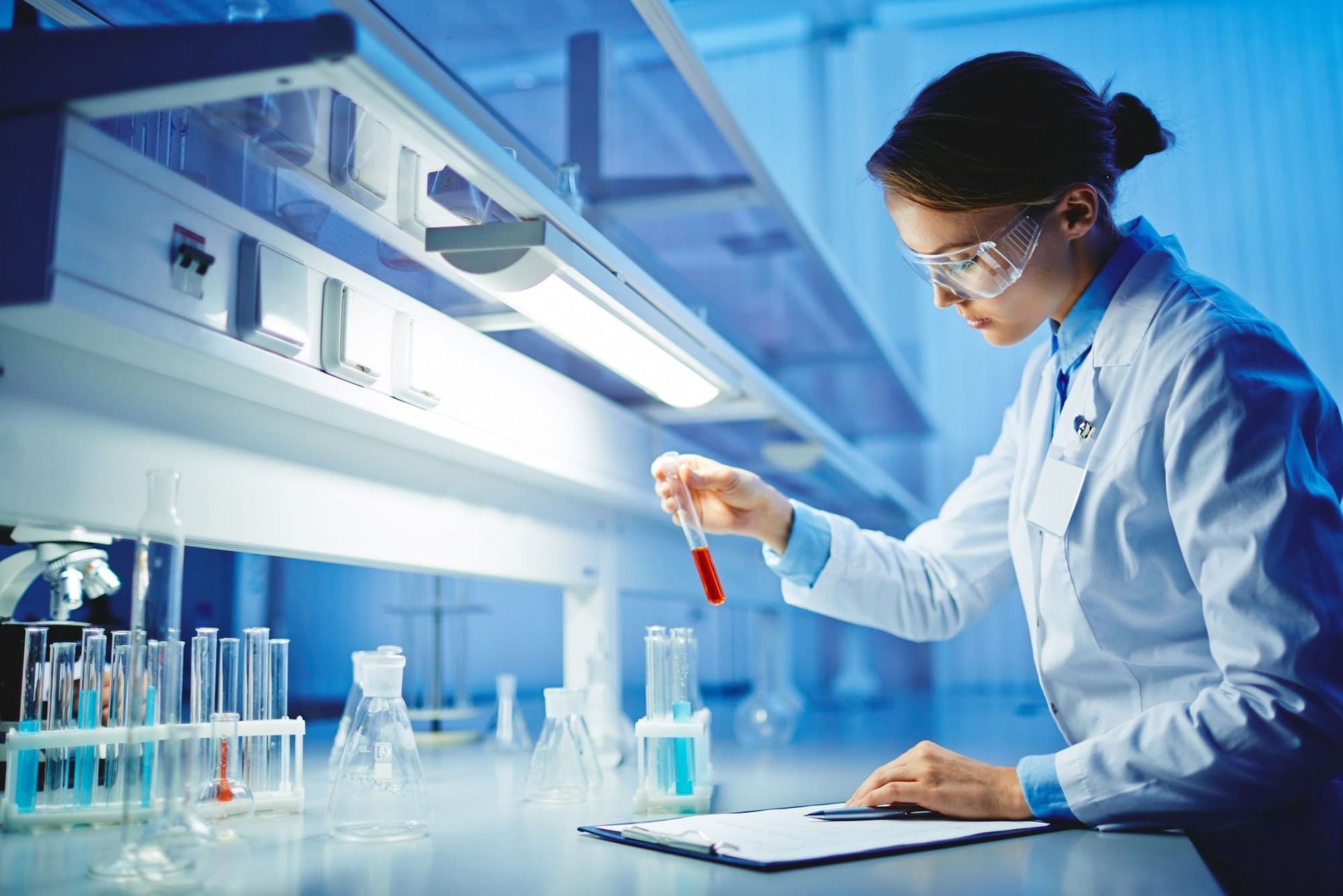 Technicien dans un laboratoire d'analyses